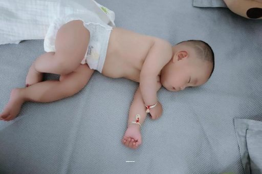 广东孕妇肚子一跳一跳